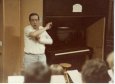 José Antonio Arana en un ensayo con el coral de Andra Mari (con el brazo izquierdo roto)